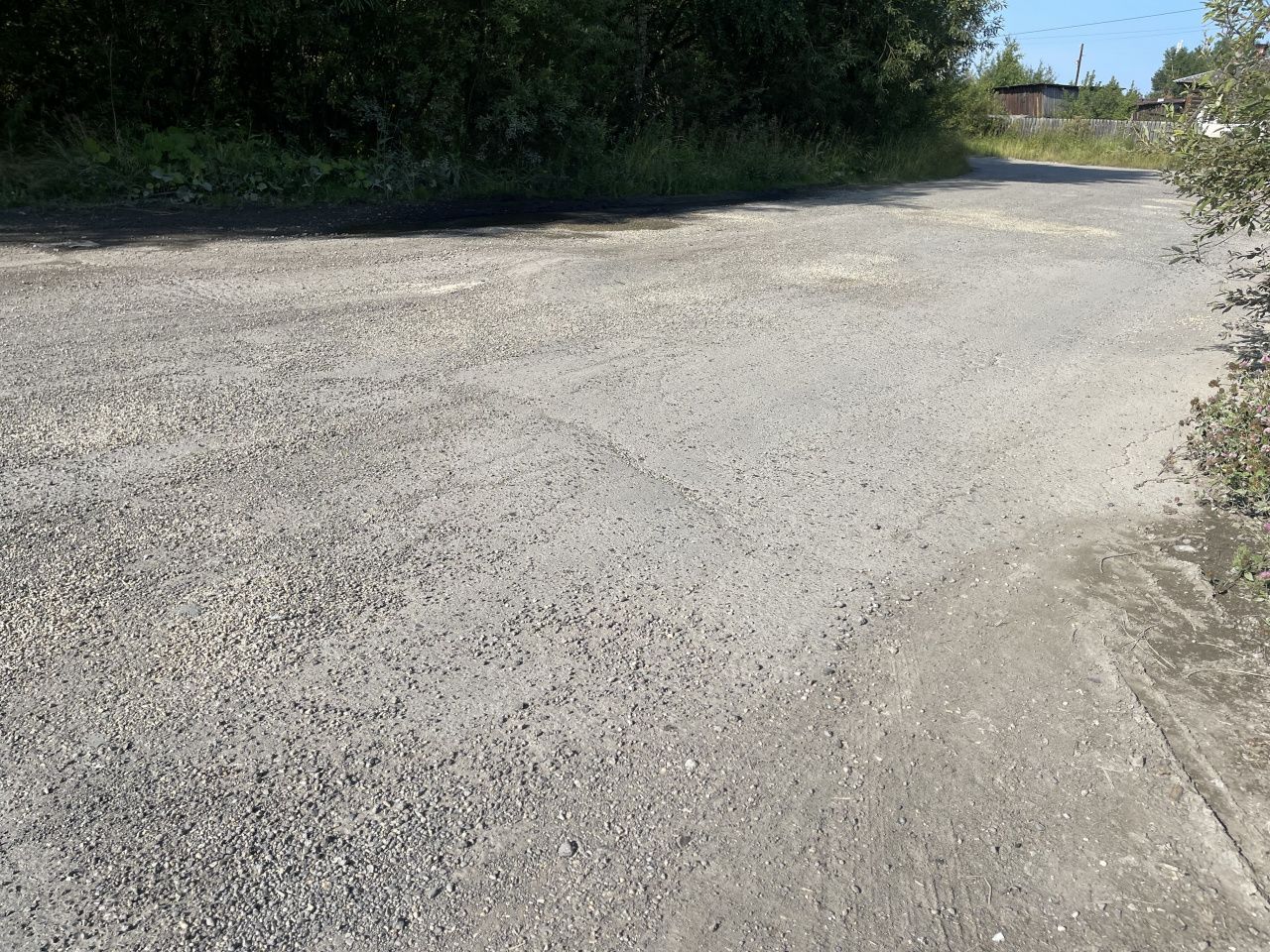 В Завокзальном отремонтировали дорогу, которую ранее кто-то “починил” старым асфальтом