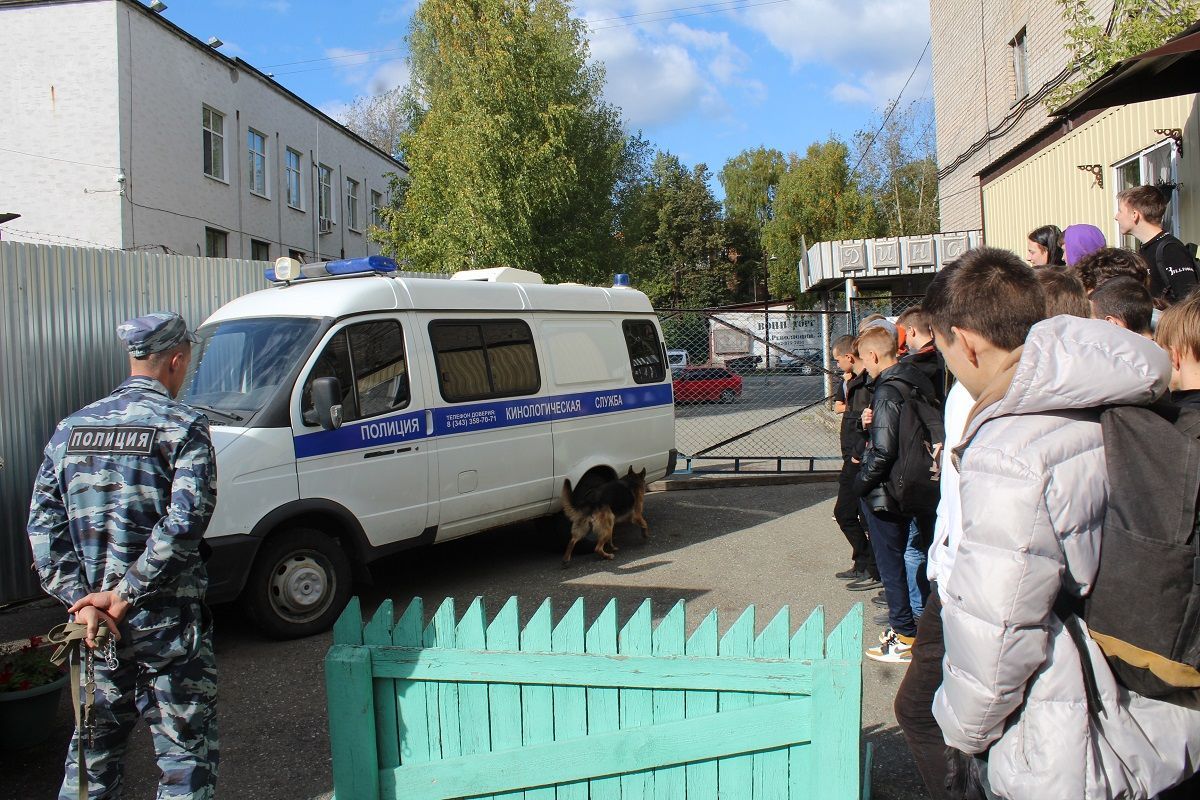 Первокурсникам Серовского политехникума устроили экскурсию в полицию