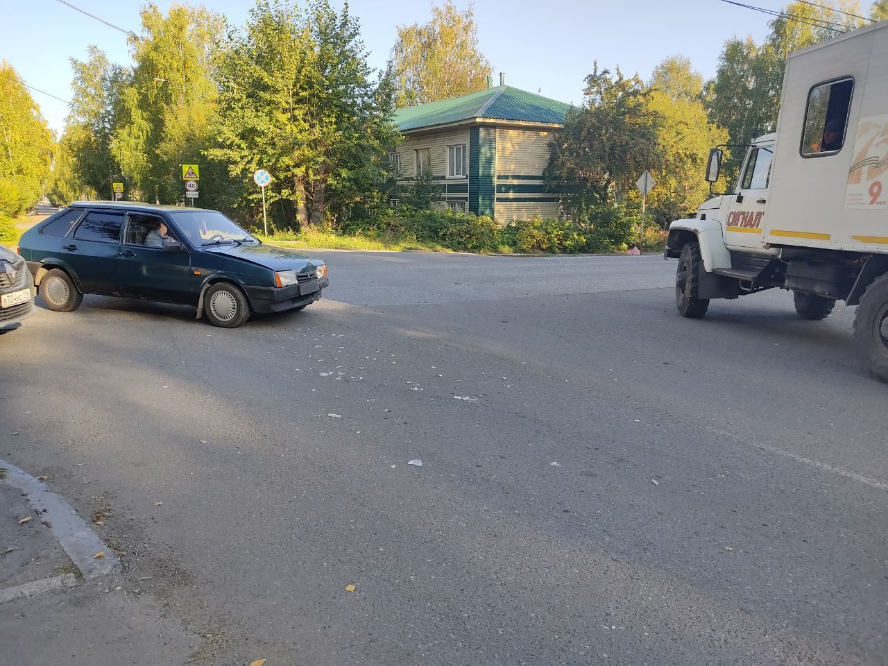 В Серове на перекрестке столкнулись ВАЗ-2109 и Nissan