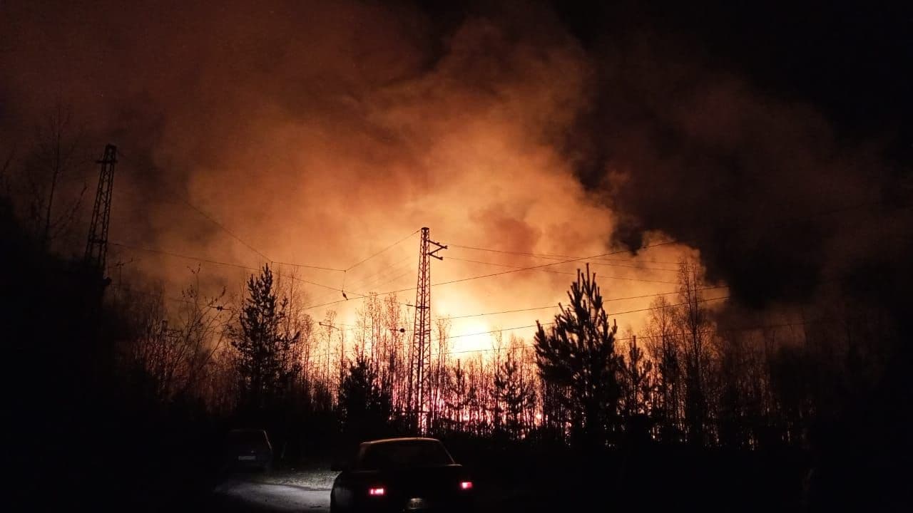 Площадь пожара в поселке Энергетиков составила 800 "квадратов". Огонь уничтожил 2 неэксплуатируемых здания