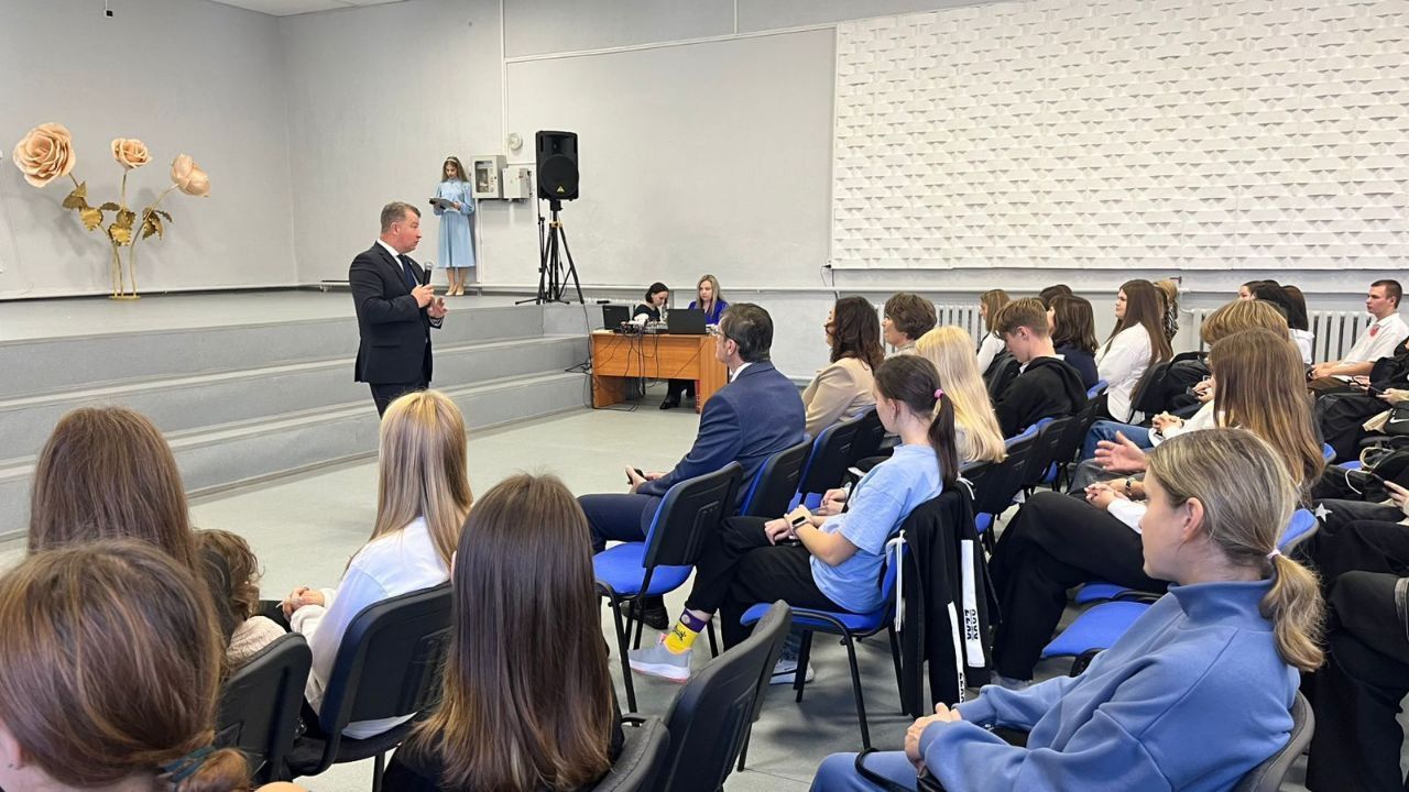 «Мы этому уделяем особое внимание». Профильные классы, стипендии студентам, предоставление жилья – как в Серове поддерживают медицинские кадры