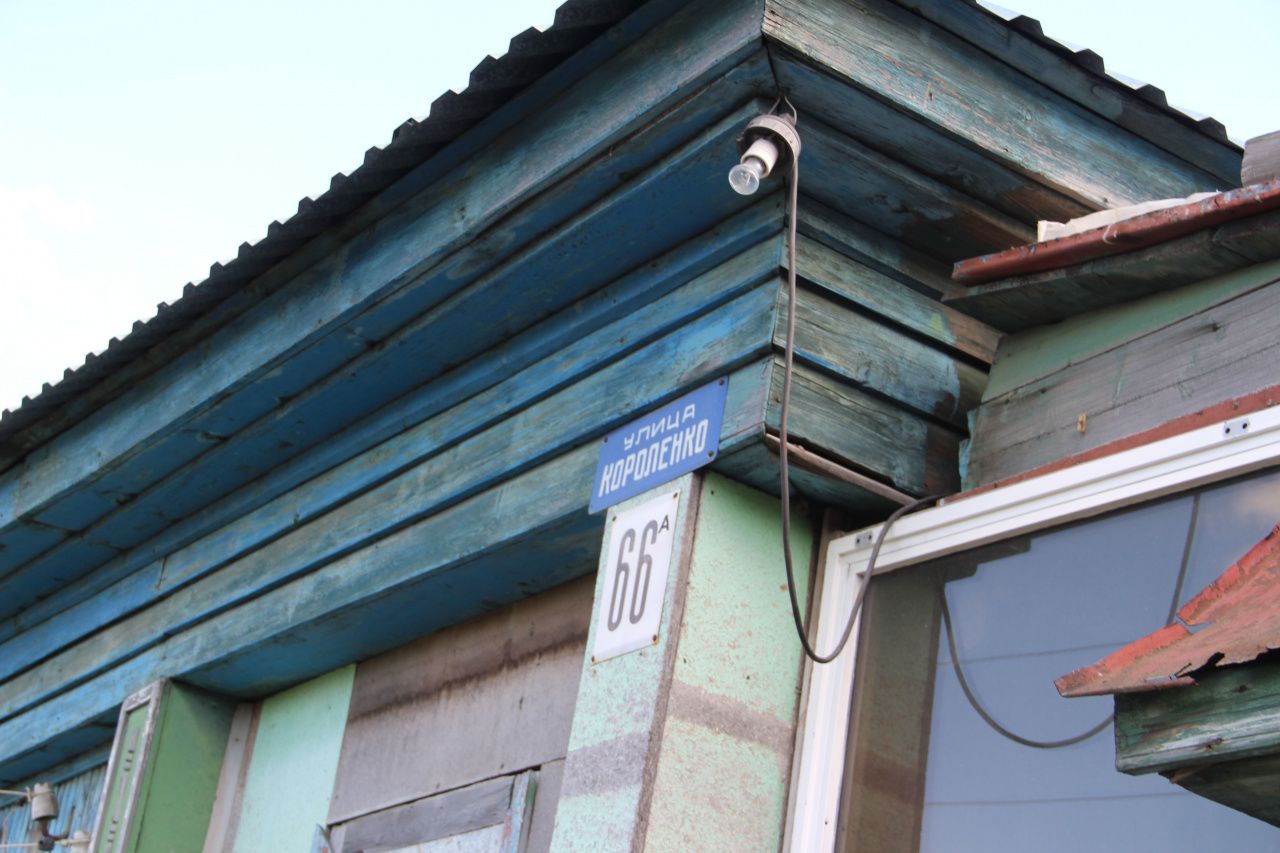 Серовский райсуд назначил экспертизу дома пенсионерки, которая против его сноса для строительства дороги