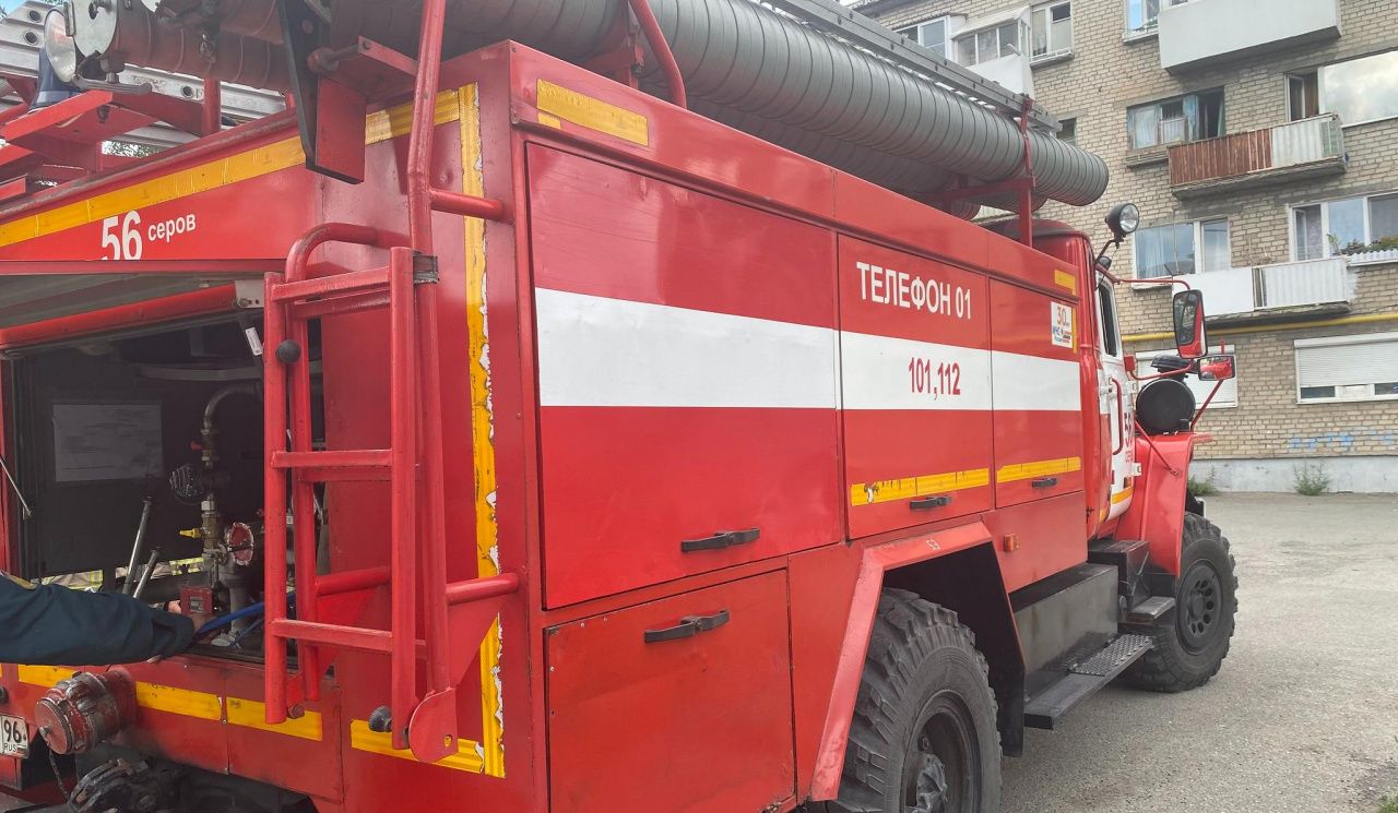 В Серове произошел пожар в подъезде многоэтажного дома | Происшествия |  СеровГлобус.ру