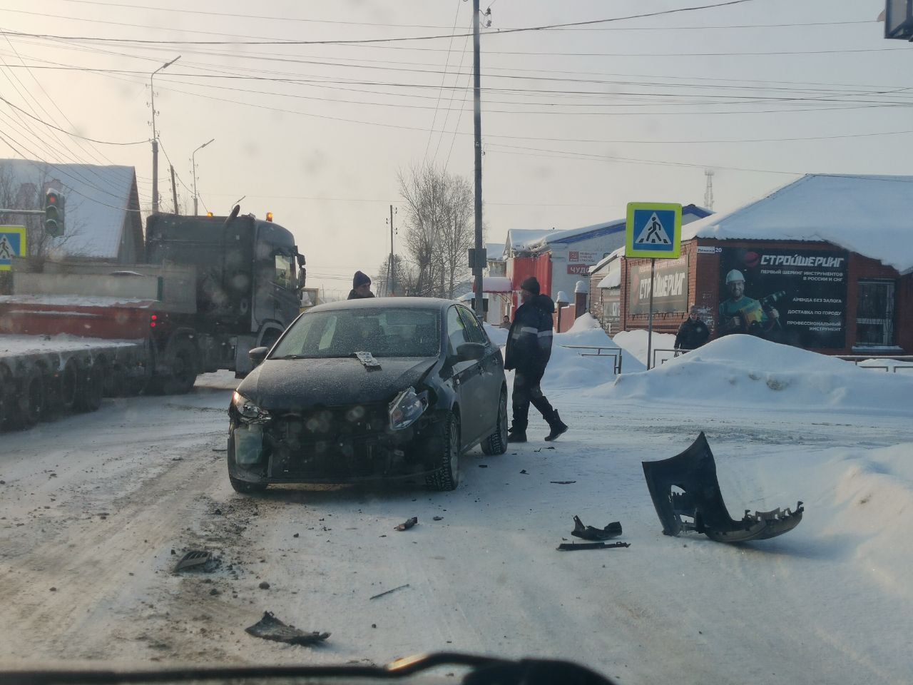 В Серове легковушка пробила топливный бак грузовика