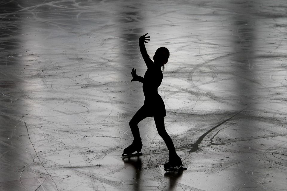Благодаря программе "Лед детям", детсадовцы из Серова учатся кататься на коньках