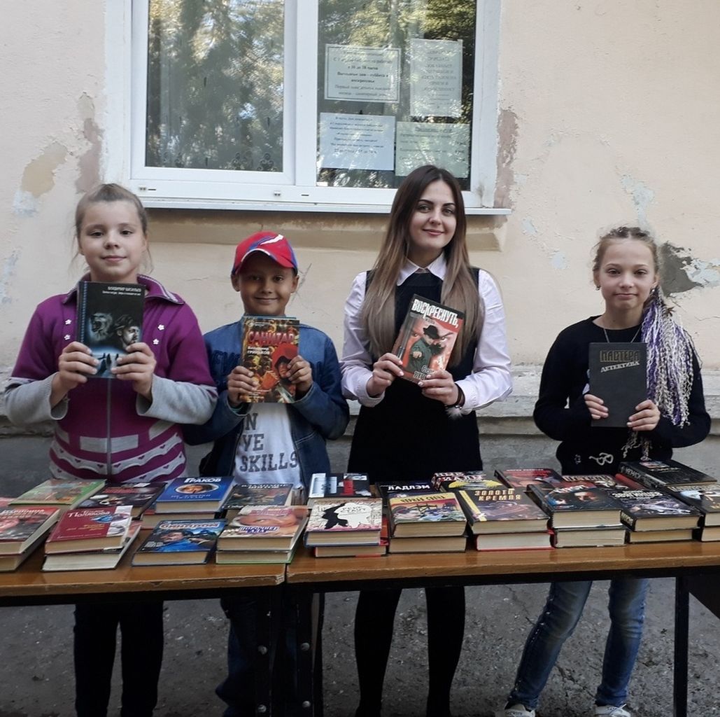 В Серове за час прохожим подарили больше сотни книг
