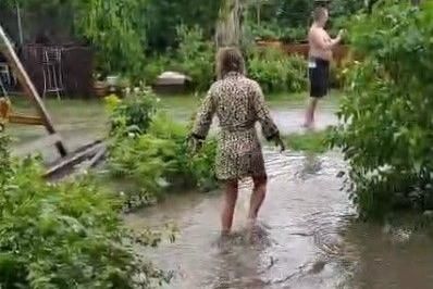 "Похоже, у нас нет ливневки". Серовчане жалуются на затопление домов и дорогу, которую "якобы сделали"