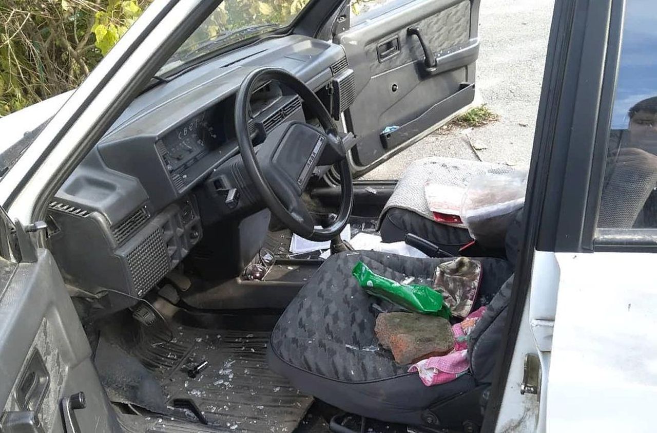 В Серове неизвестные разбили несколько машин. Пострадал автомобиль актера театра драмы