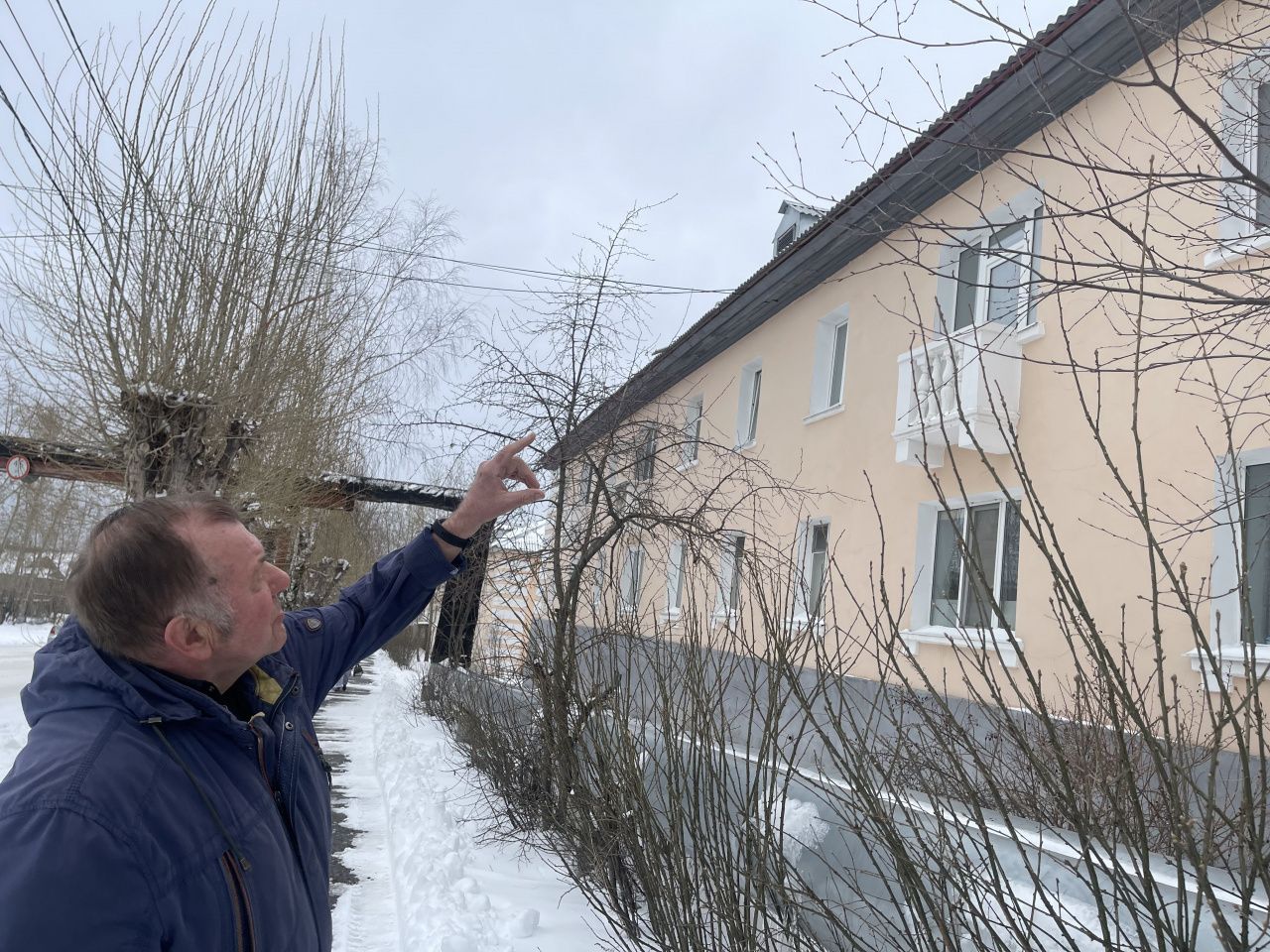 “Вместо сосулек падает шифер”. На серовском доме рушится крыша, которую капиталили 7 лет назад