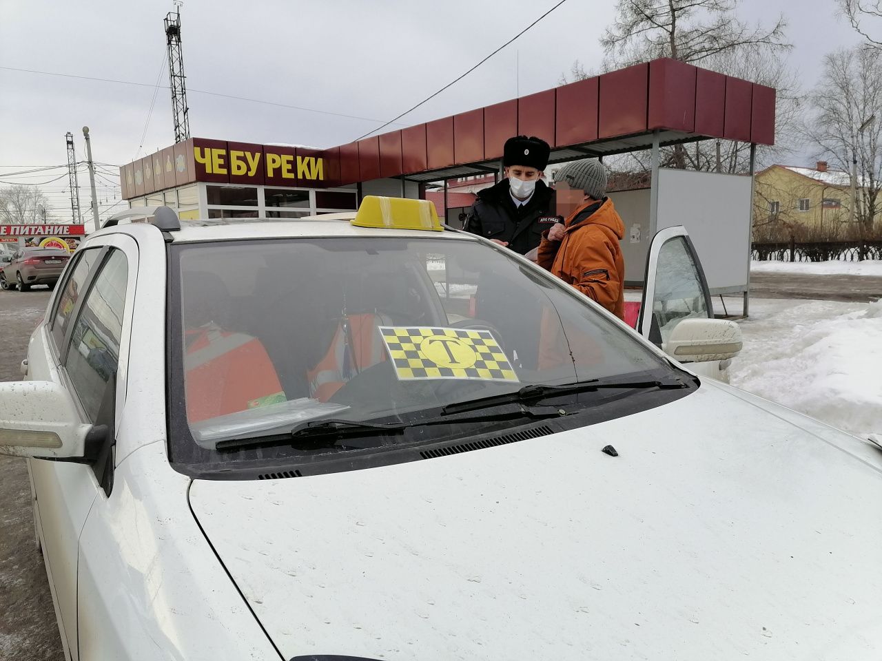 В Серове сотрудники Госавтоинспекции проверили службы такси