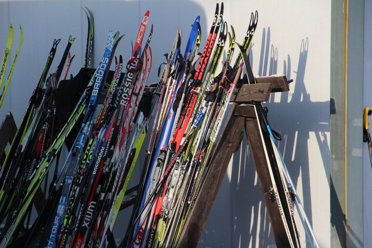 С поставщика спортинвентаря в одну из серовских школ взыскали стоимость 79 пар некачественных лыж