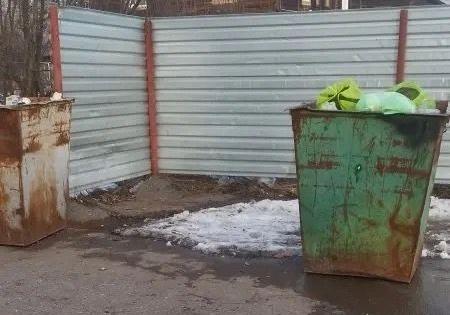 Не дождавшись помощи управляющей компании, серовчане сами прибрались на контейнерной площадке