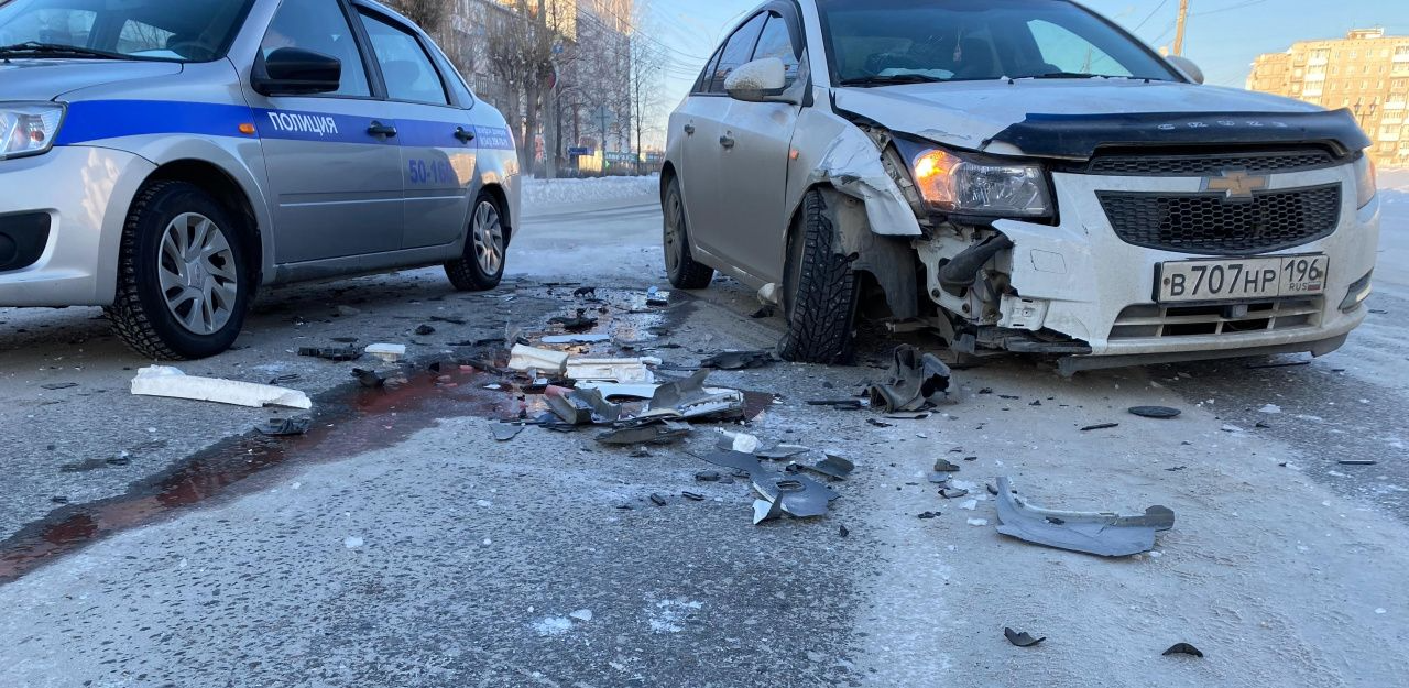 Утром на улице Ленина в Серове столкнулись две белые иномарки