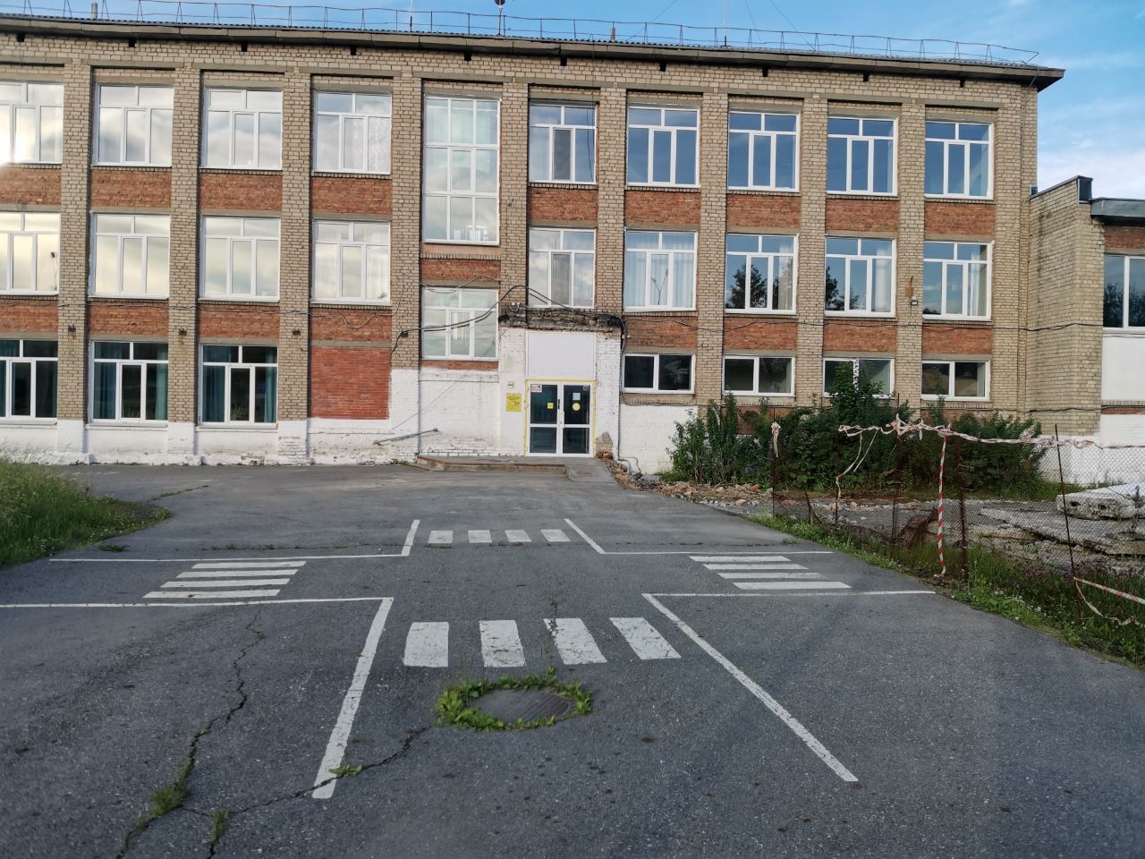 У серовской школы №15 ремонтируют крыльцо и спилят деревья