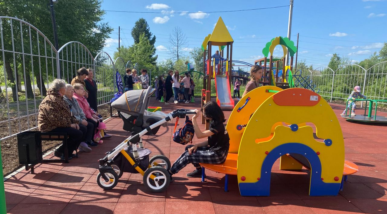 В Новой Коле торжественно открыли детскую площадку | Новости |  СеровГлобус.ру