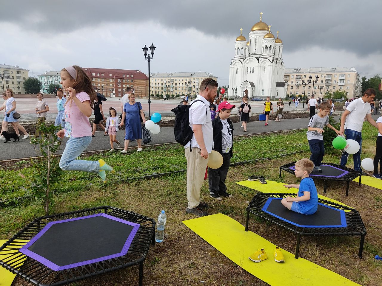 Все здорово, посмотрите, сколько народу гуляет”. В День города и День  металлурга серовчане погуляли по “Арбату”, пели и танцевали под песни  Андрея Державина и ели шашлыки | Истории | СеровГлобус.ру