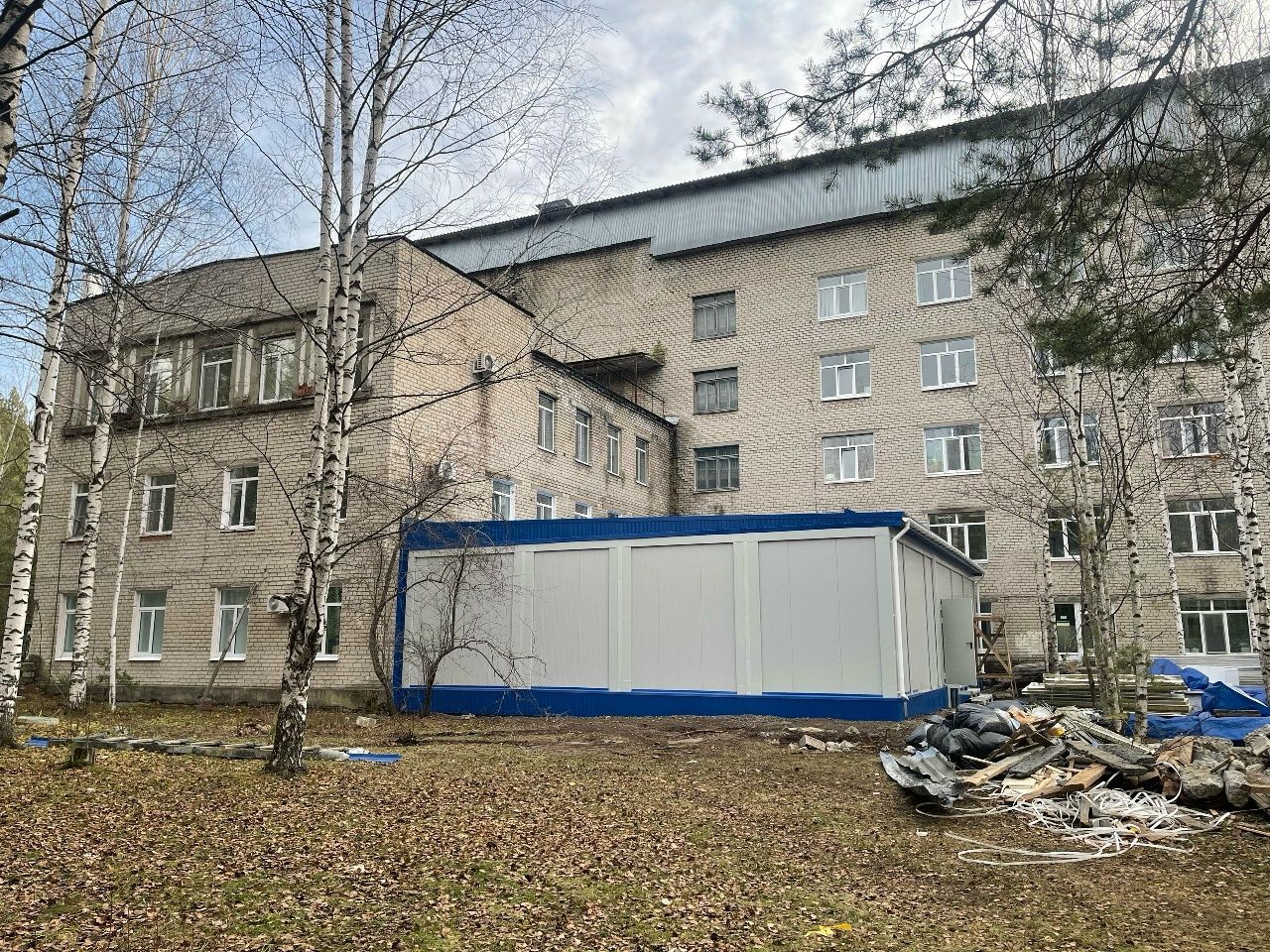 У Серовской горбольницы продолжается строительство модульного здания для ангиографа
