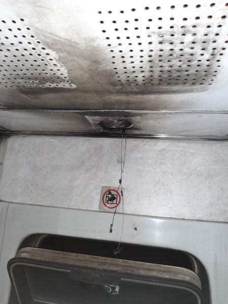 Сотрудники Линейного отдела полиции на станции Серов выявили неадекватного пассажира. Он закрылся в туалете и поджег корпус противопожарного датчика