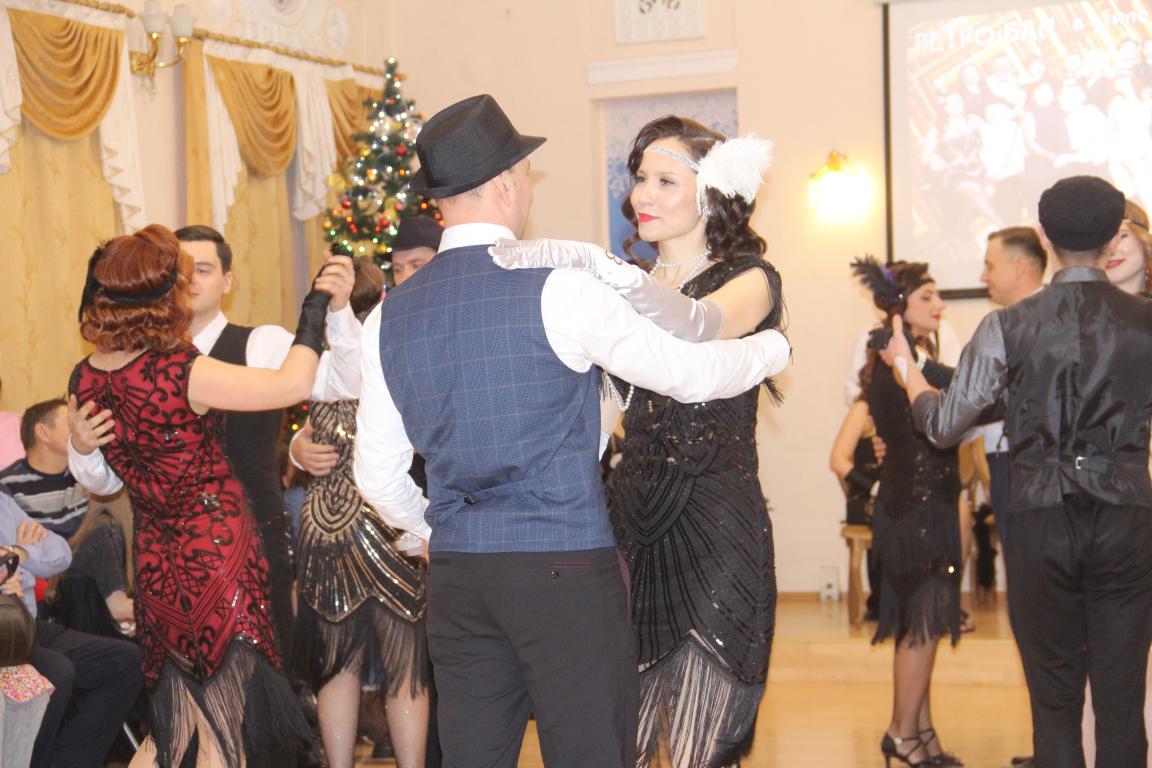 “Вечер танца, блеска и гламура”. В Серове прошел ретро-бал в стиле “Гэтсби”