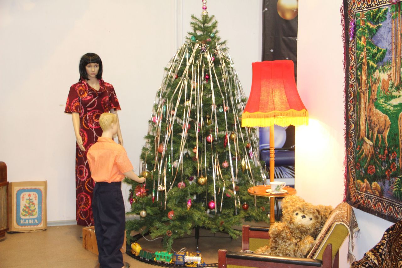 В Серовском историческом музее работает новогодняя выставка “Волшебство двенадцати ударов”