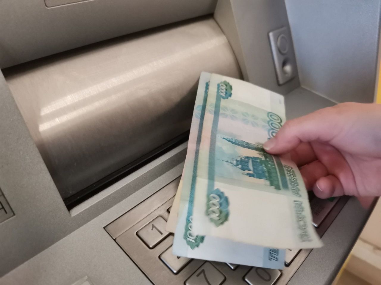 Чтобы снять и отдать деньги мошенникам, жительница Ларьковки специально съездила в Серов