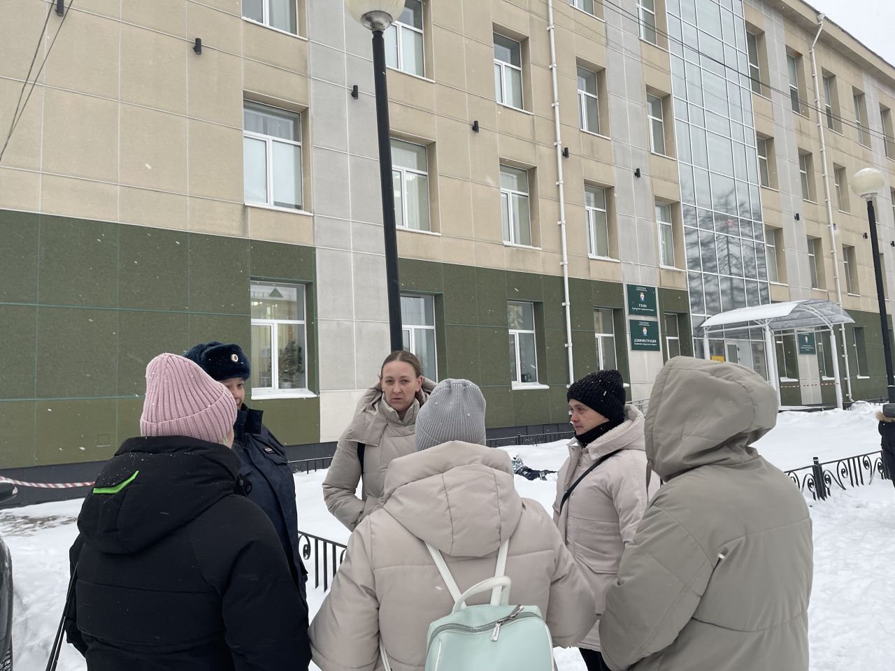 "Наш поселок и так лишили всего". Чтобы отстоять автобус до 2-й Молочной, серовчане пошли в мэрию