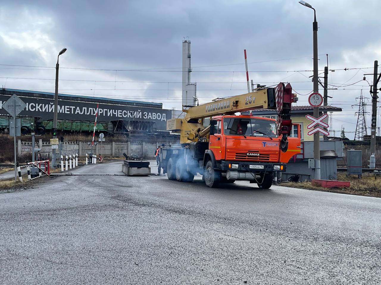Из-за замены рельсов в Серове временно перекроют движение через два  железнодорожных переезда
