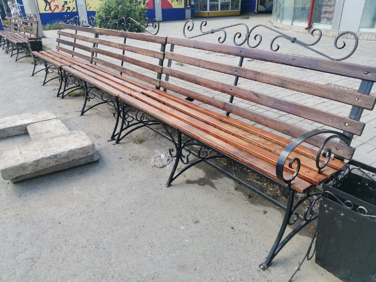 Скамейки с реконструируемой Преображенской площади расставили по городу