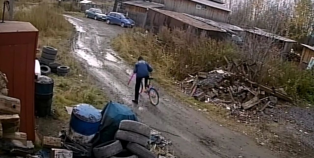 Кража велосипеда, совершенная БОМЖом в Серове, попала на видео