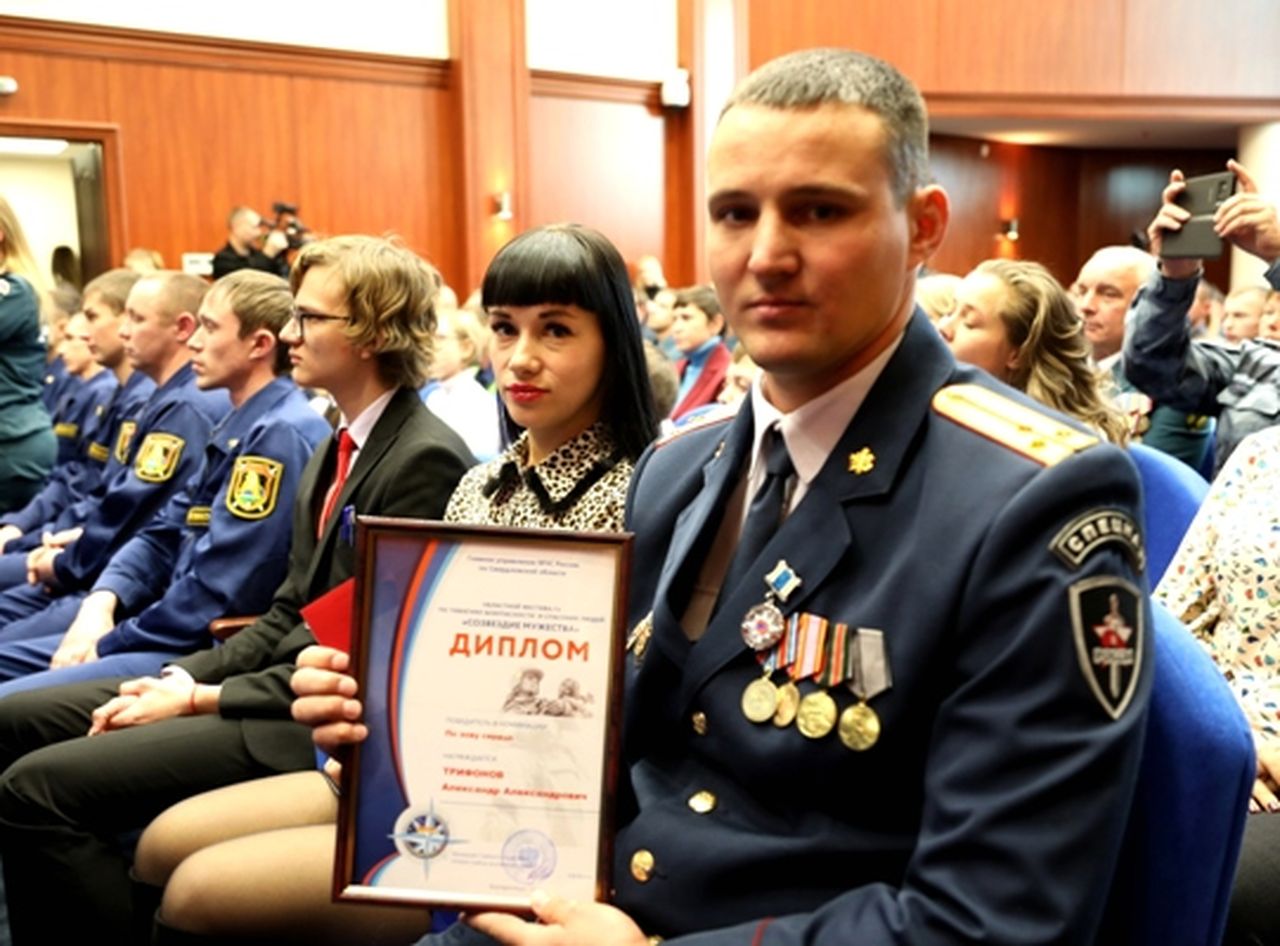 Серовчанину вручили особую награду МЧС - он спас раненого в ДТП мужчину |  Новости | СеровГлобус.ру