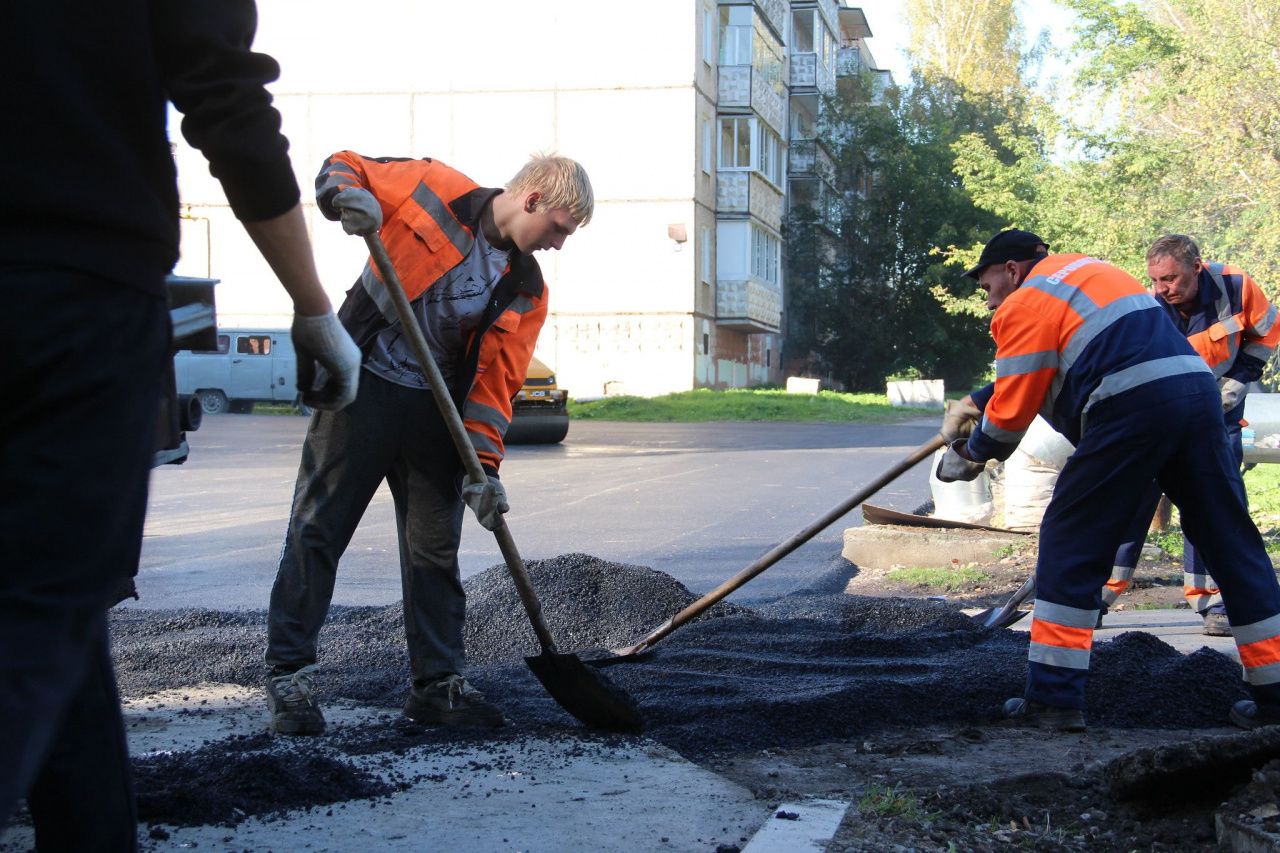 В этом году на дороги Серова высыпали 10,6 тысячи кубометров шлакового щебня