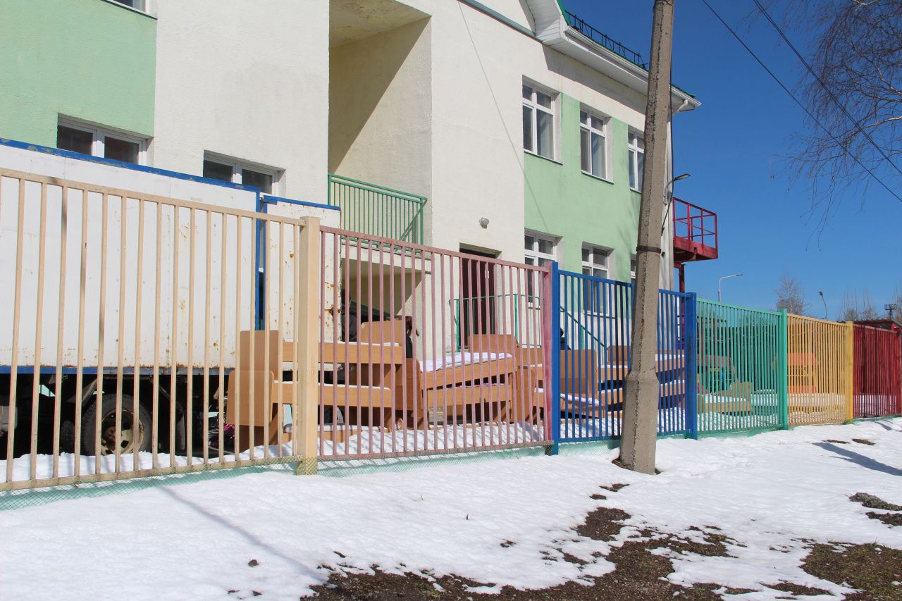 Из детского садика “Умка” вывозят мебель