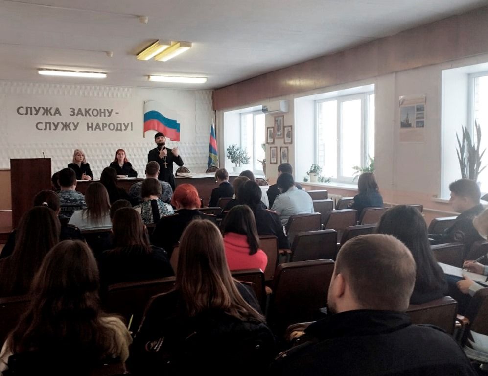 Священник поговорил с серовскими полицейскими о долге, чести, правде, ответственности, мужестве