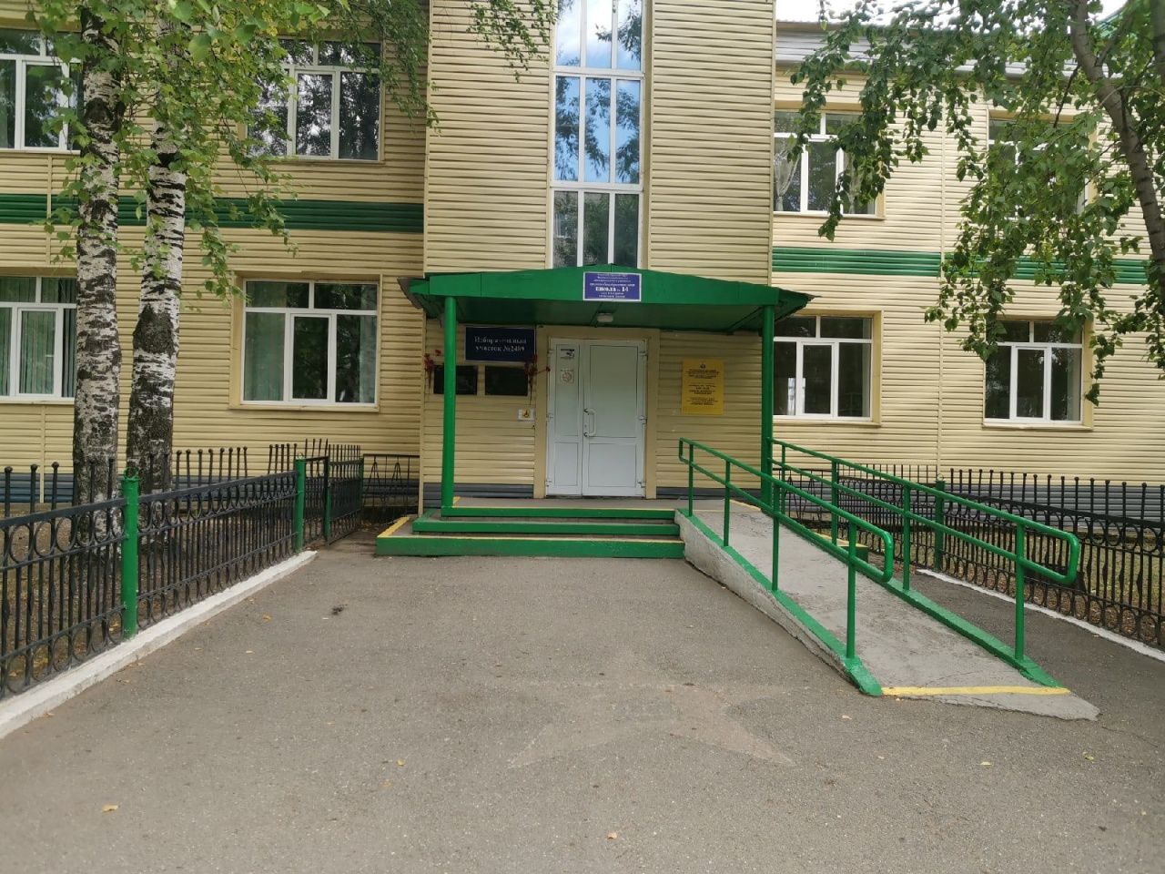 Агитации «Единой России» с портретами Куйвашева больше нет на дверях серовских школ, где находятся избирательные участки?