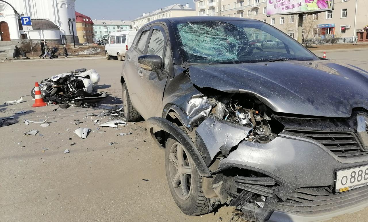 В центре Серова водитель Renault Kaptur не уступила дорогу мотоциклисту на  Suzuki. Подробности дневного ДТП | Происшествия | СеровГлобус.ру