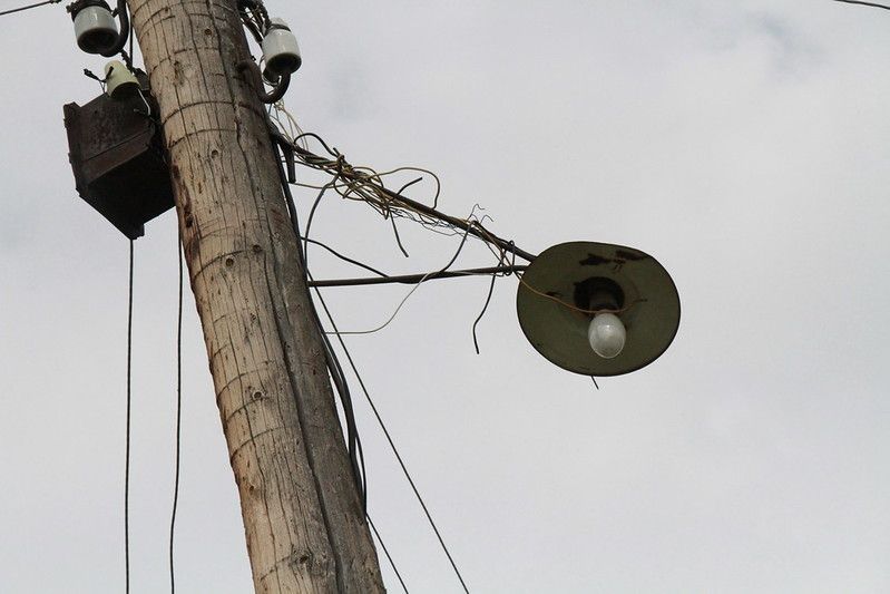 Жительница Новой Колы пожаловалась, что уличное освещение не работает четвертый день: "Мы вынуждены ходить в магазин с фонариками"