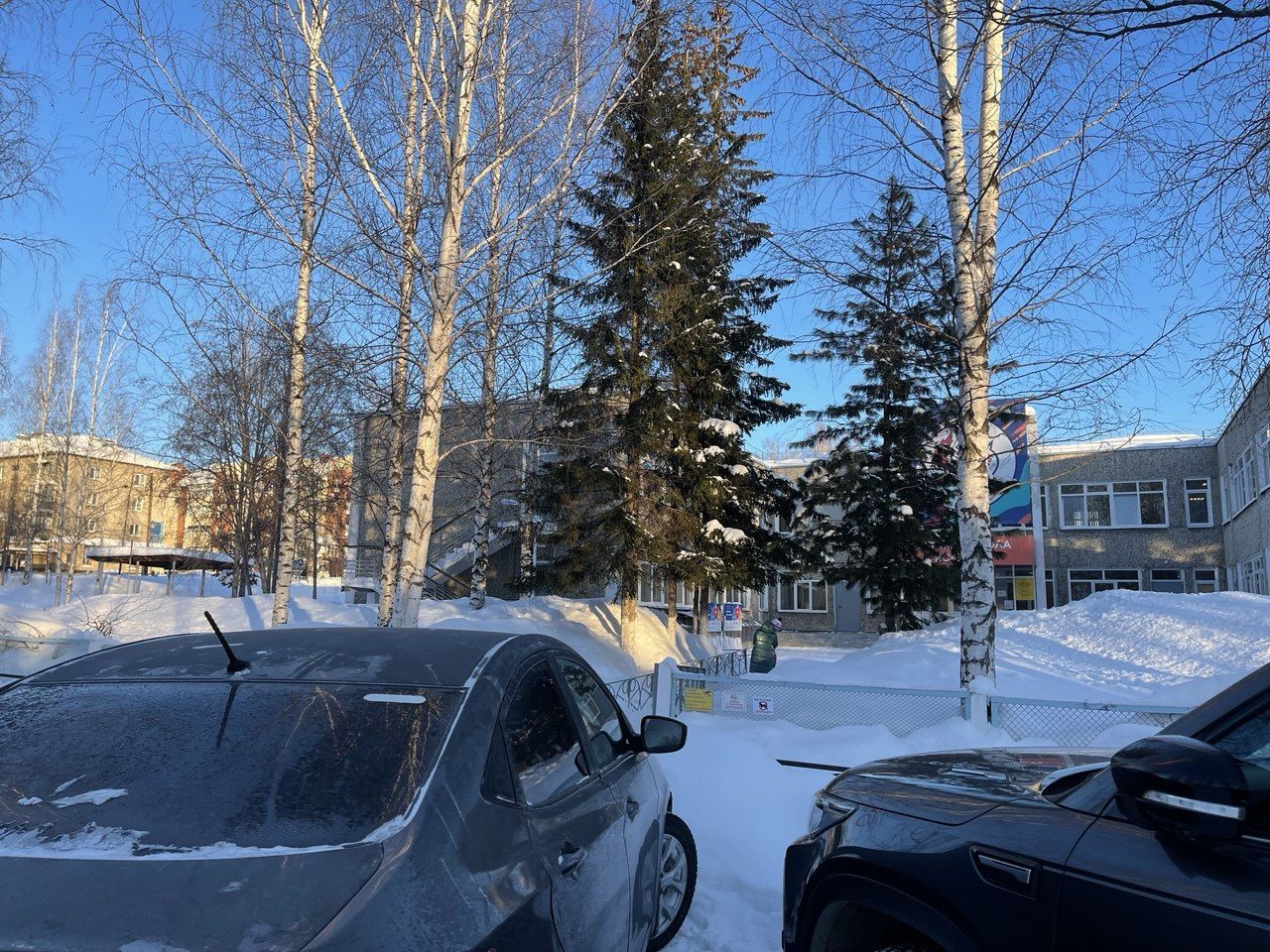 Детская школа искусств просит сделать парковку для автомобилей