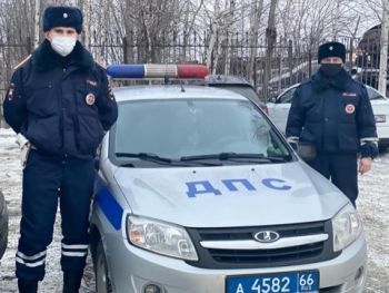 Сотрудники ГИБДД Краснотурьинска выручили на трассе водителя из Североуральска