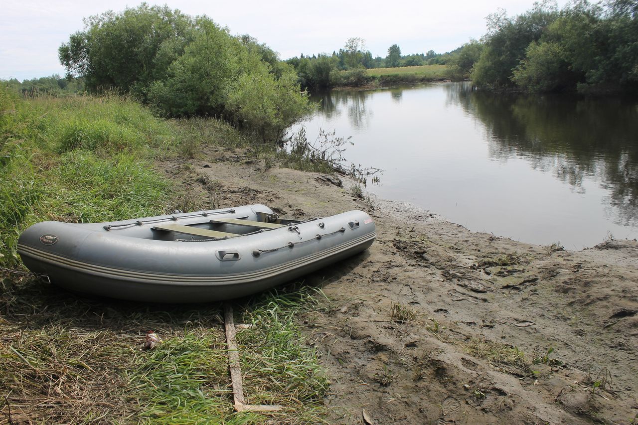 Полиция Серова продолжает искать лодку, украденную с переправы в Филькино