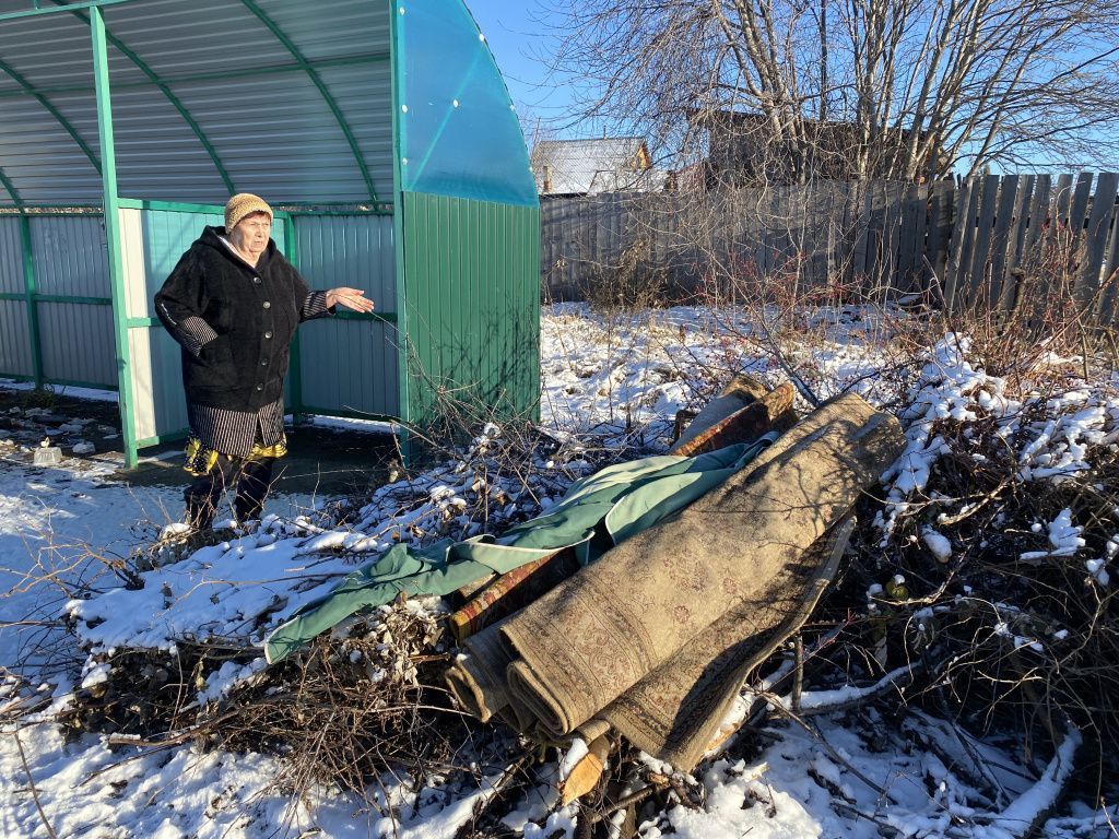 Сосед устроил свалку за моим забором