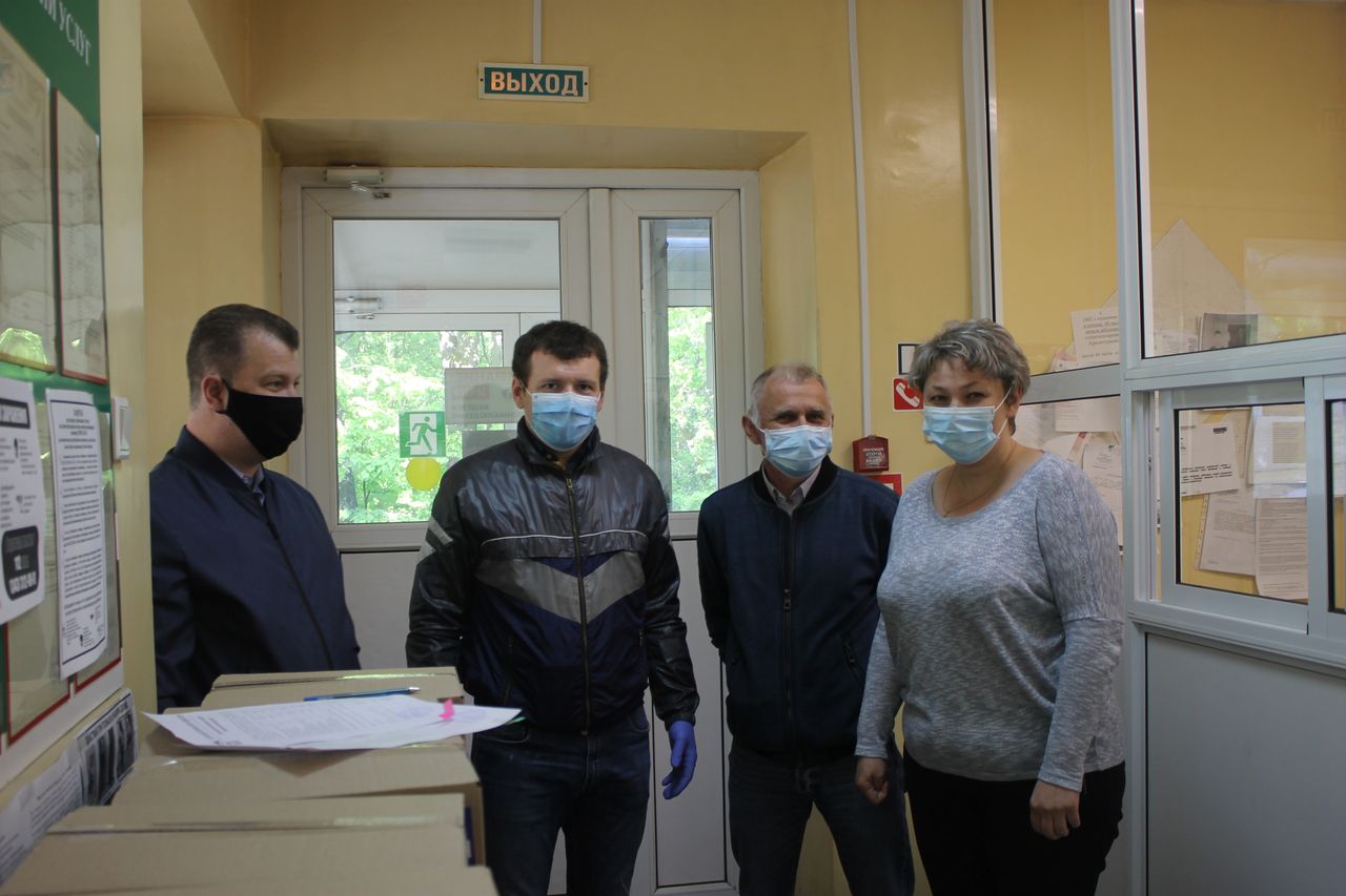 "Единая Россия" подарила серовским врачам чайные наборы
