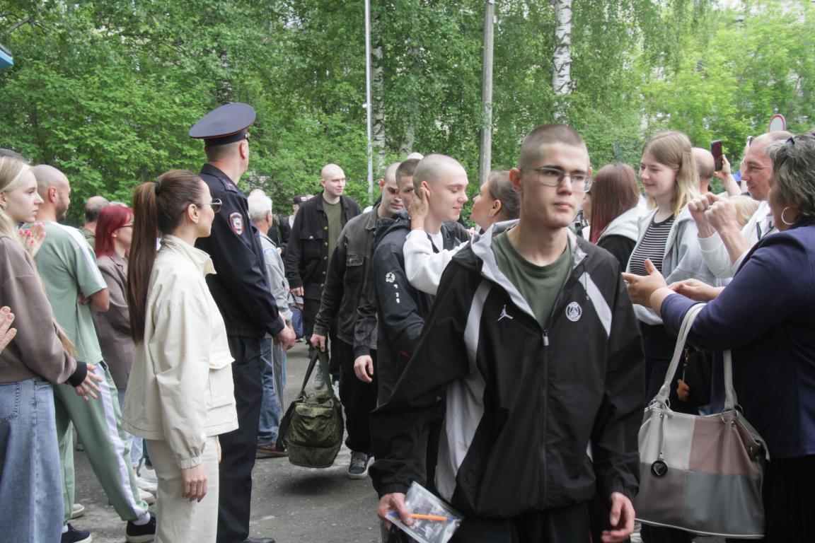 На службу в армию из Серова отправили 16 призывников