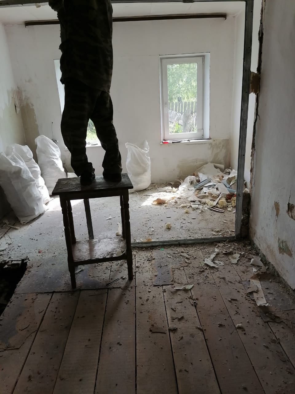 Власти Серова начали ремонт в квартире, в которой живет серовчанка с двумя детьми. Весной там провалился пол