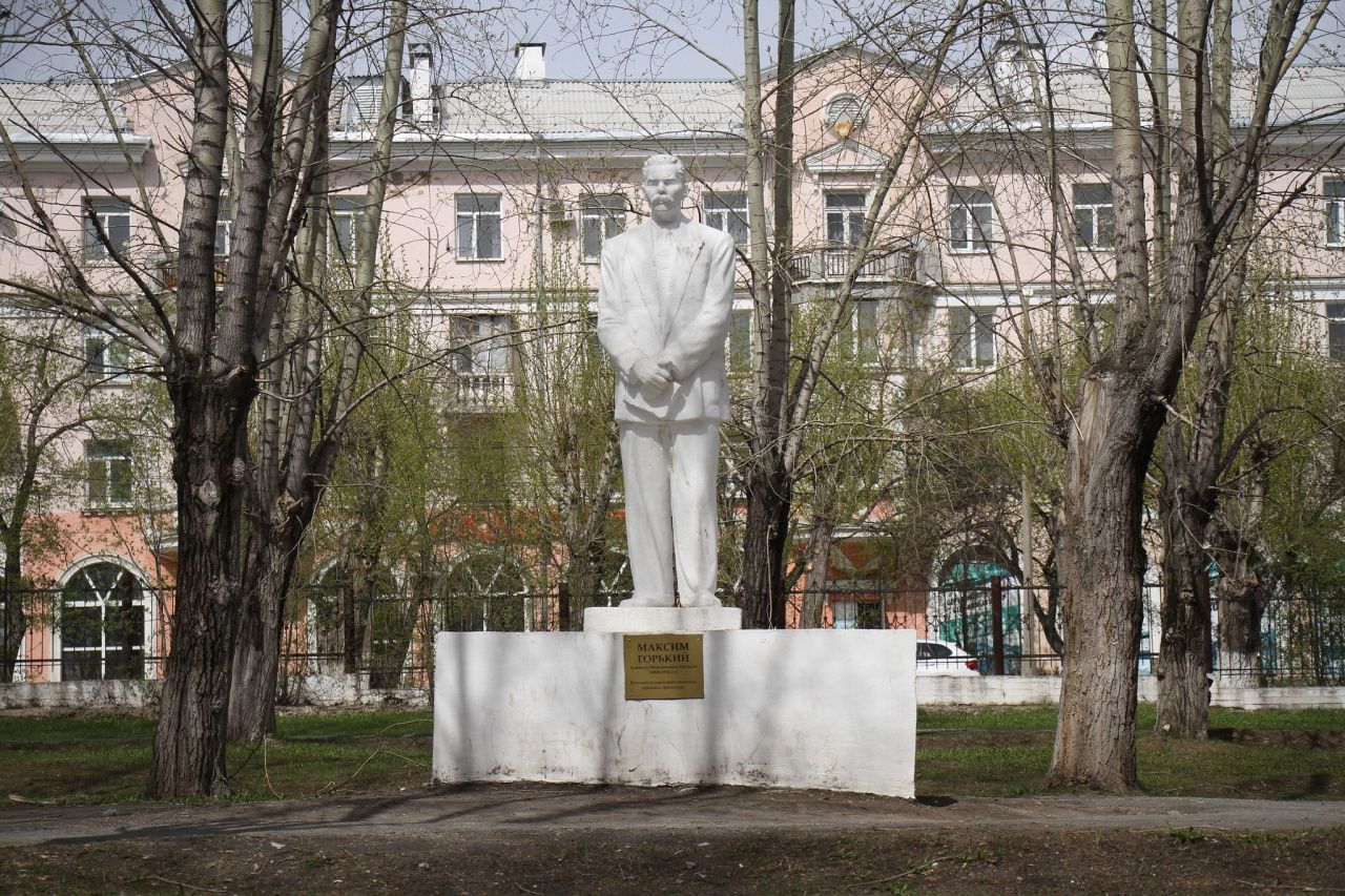 Власти Серова переставят памятник Горькому к одной из школ или к детскому саду?