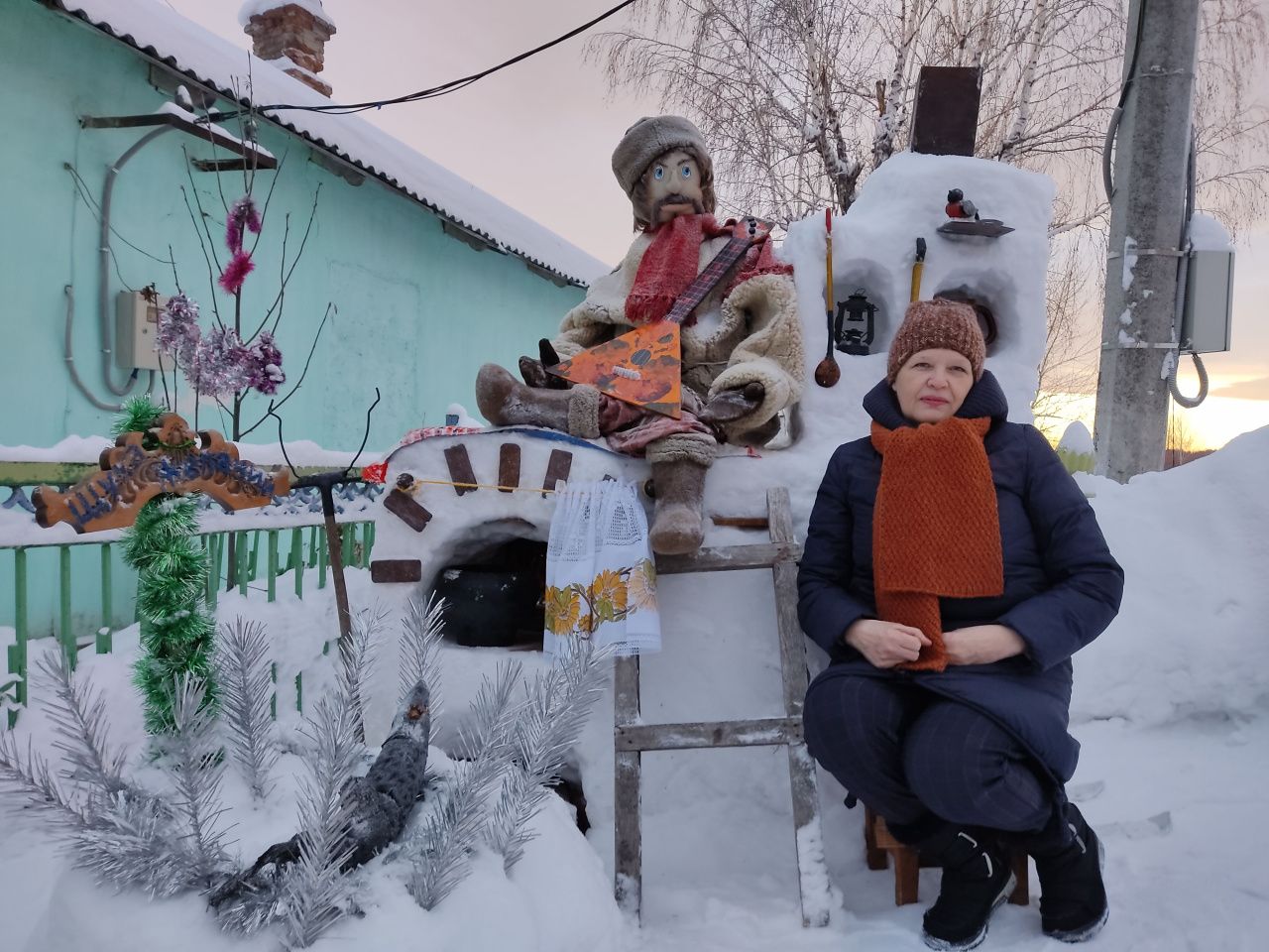 Серовчанка создала новогодний ансамбль у дома - с Емелей, Щукой и семьей снеговиков