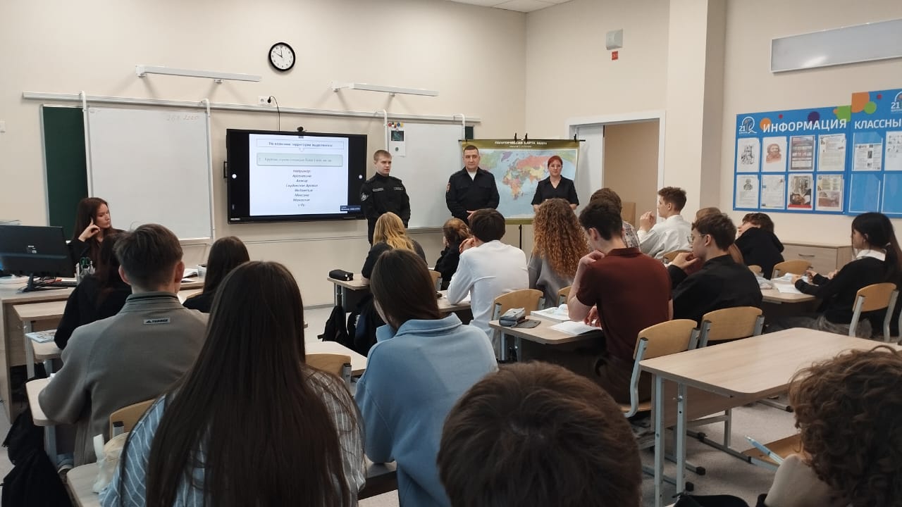 Полиция Серова устроила «тур в мир профессии» для учеников школы №21