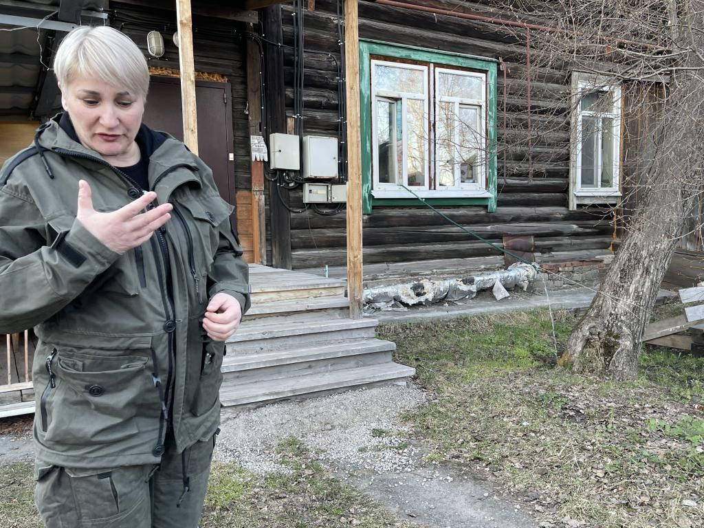 Зловонная лужа "с пенкой", насосы и съехавшая "управляшка". В Серове дом затопило фекалиями