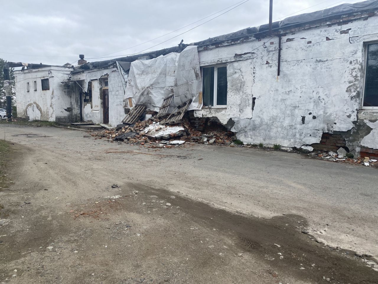 В прачечной Серовской городской больницы обвалилась стена