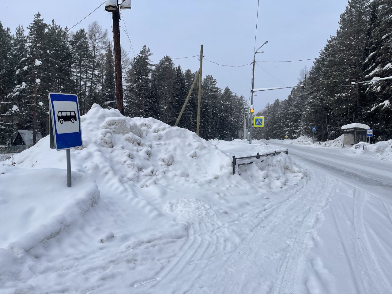 “Дети выходят из автобуса и идут по дороге”. Серовчанка жалуется на заснеженные тротуары в районе “Снежинки”
