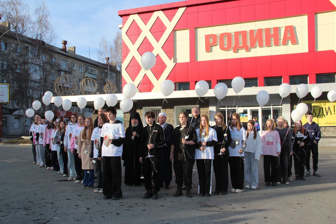 В Серове прошла линейка, посвященная Дню белых журавлей